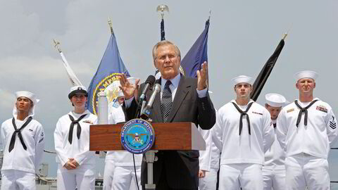 Donald Rumsfeld, tidligere forsvarsminister i USA, var opptatt av å følge med på det som ikke skjedde. Bildet fra Singapores marinebase i 2006.