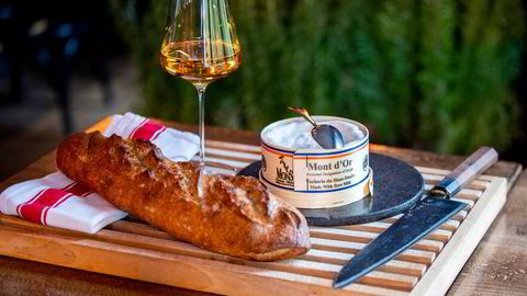 Mont d'Or og Chardonnay fra Jura. Den rennende osten med det klingende navnet Mont d'Or, har i flere hundre år blitt fremstilt i fjellmassivet med samme navn i Haut-Doubs øst i Frankrike på grensen til Sveits.