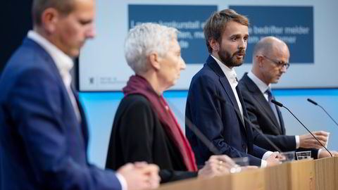 16. september lanserte Stian Sigurdsen i Virke (fra venstre), LO-leder Peggy Hessen Følsvik, næringsminister Jan Christian Vestre og NHO leder Ole Erik Almlid den nye strømstøtteordningen for næringslivet. Nå mener Virke at regjeringen har misbrukt tilliten til partene.