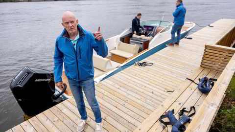 Fra hovedkontoret langs Glomma har Egil Ranvig (66) bygget opp gasellelskapet Cormate. Om bord i båten er  sønnen Stian. mens daglig leder Jon Aksel Brynildsen følger med fra bryggekanten.
