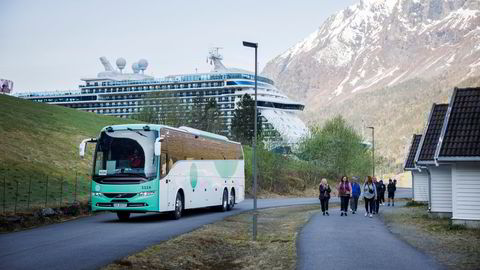 Besøk av slike store internasjonale cruiseskip som her i Skjolden i mai kan det blir langt færre av, ifølge ordførere og bransjefolk.