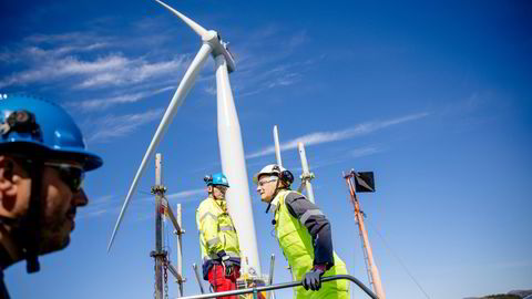Jonas Gahr Støre besøker monteringen av vindmøllene på Hywind Tampen.