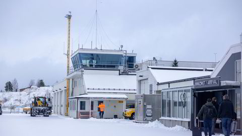 Flytårnet på Ørsta-Volda lufthavn på Sunnmøre er et av seks nye tårn som Avinor vil legge ned og fjernstyre fra Bodø. NHO Luftfart mener prosjektet med fjernstyring har hindret konkurranseutsetting.
