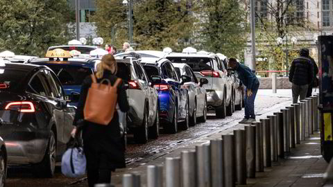 Liberaliseringen i taximarkedet skaper stor uro. Nå vil regjeringen stramme inn. Her bilde av drosjer fra flere forskjellige selskaper på Oslo S. Personene og bilene på bildet har ikke noe med saken å gjøre.