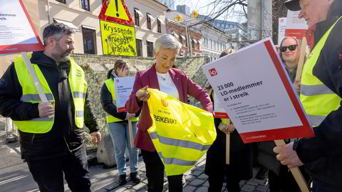 LO-leder Peggy Hessen Følsvik møter streikende bygnings- og anleggsarbeidere
