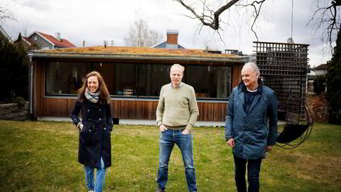Her i hagen til gründer Bjørn Brandtzæg (midten), skal det første sol- og hydrogenanlegget installeres, her med partnerne Sverre Kirkvold, sjef for teknologi og innovasjon i Obos Block Watne og Ingeborg Gjærum, konserndirektør i Volue