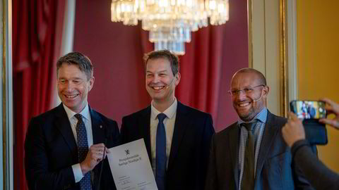 Terje Aasland (fra venstre) lover å ramme inn forsiden til kraftkontrakten for havvind som han undertegnet med Peter van der Poel i Ingka og François Van Leeuw i Parkwind.