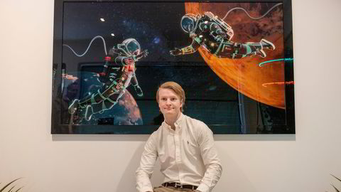 Øyvind Engevik foran et av hovedverkene i den nye kolleksjonen, som spiller på en fremtid hvor menneskene har ødelagt kloden og må flytte til mars. Prisen på dette verket ligger like under 100.000 kroner.