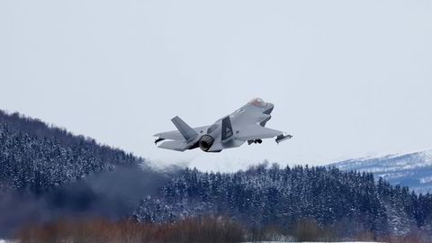 Et F-35A tar av fra Evenes flystasjon under vinterøvelsen Joint Viking 2023.