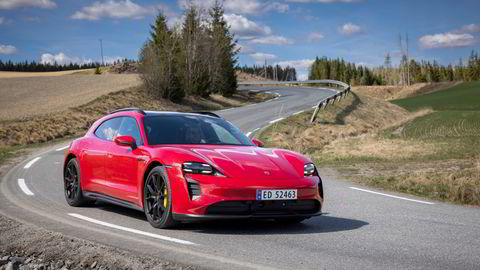 Hydro skal levere lavkarbonaluminium til det som skal bli en helt karbonfri Porsche i 2030. Bilder viser en Porsche Taycan GTS.