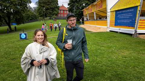 – Den er drøy, sier Mie Tangsrud om prisen på brus på Øyafestivalen. Til høyre står kjæresten Mattis Mikkelsen.