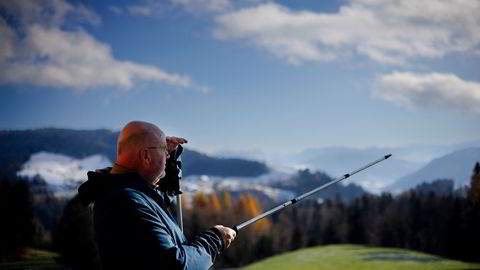 – For meg er suksess når fabrikkene er i gang og leverer det kundene trenger og betaler for, sier Tore Ivar Slettemoen. Her på fjelltur i åsene over Zug i Sveits, der han er basert.