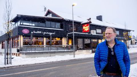 Håvard Rustad eier og driver Rustad kafé på Sokna på Ringerike, og forteller om marginer under kraftig press fra høye strømpriser. Likevel er han tvilende til å søke strømstøtte, da han mener det ikke er verdt det.