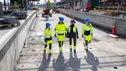 Her bygger Bane Nor ny Drammen togstasjon. I august neste år går togene på skinner der disse nå går. Fra venstre Vibeke Tegneby, l eder i Bane Nors avdeling for seriøsitet og a-krim, Eirik Korsnes, prosjektleder for utbyggingen av Drammen stasjon, Hanne Stormo, prosjektsjef for utbyggingen av strekningen Drammen-Kobbervikdalen og Jørgen Steen, seniorrådgiver i Bane Nors spesial avdeling.