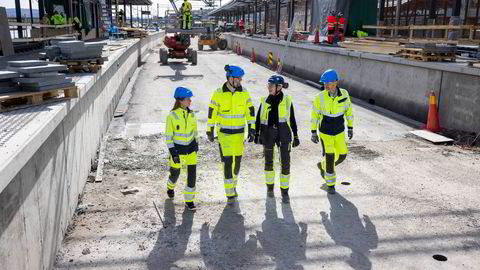 Her bygger Bane Nor ny Drammen togstasjon. I august neste år går togene på skinner der disse nå går. Fra venstre Vibeke Tegneby, l eder i Bane Nors avdeling for seriøsitet og a-krim, Eirik Korsnes, prosjektleder for utbyggingen av Drammen stasjon, Hanne Stormo, prosjektsjef for utbyggingen av strekningen Drammen-Kobbervikdalen og Jørgen Steen, seniorrådgiver i Bane Nors spesial avdeling.