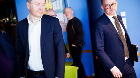 Knut E. Sunde, fungerende administrerende direktør i Norsk Industri (til venstre) og riksmegler Mats W. Ruland, under starten av meglingene på hotell Opera i Oslo.