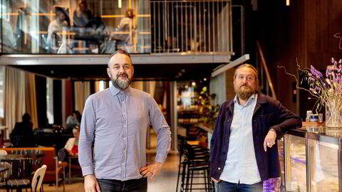 Flott-gründerne Runar Eggesvik (venstre) og Arnt Andersen på Trekanten i Oslo, som er ett av utestedene som overlever. Det er overført til et nytt selskap der Andersen deltar.