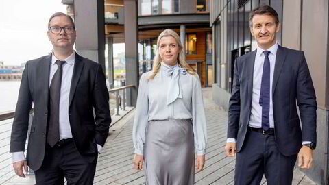 Sjeføkonom Marius Gonsholt Hov (fra venstre), makroøkonom Karine Alsvik og rente- og valutastrateg Nils Kristian Knudsen i Handelsbanken.