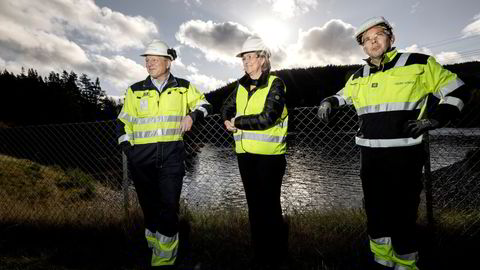 Konserndirektør produksjon, Jan T. Tønnesen (til venstre), finansdirektør Pernille K. Gulowsen og konsernsjef Steffen Syvertsen kan smile etter tidenes overskudd for Agder Energi.
