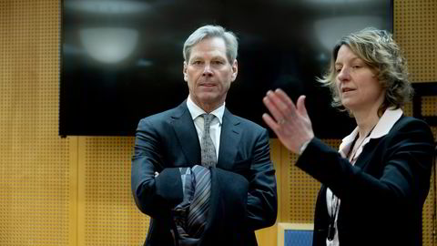 Flyrs bostyrer Stine Snertingdalen (fra høyre) i tingretten torsdag. Her i samtale med tidligere styreleder Erik G. Braathen, som ikke ville snakke med pressen.