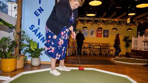 Erna Solberg spiller overhodet ikke golf, med mindre det er miniversjonen i byens sentrum. Hun vil heller jobbe så lenge hun kan, slik hun håper flest mulig gjør.