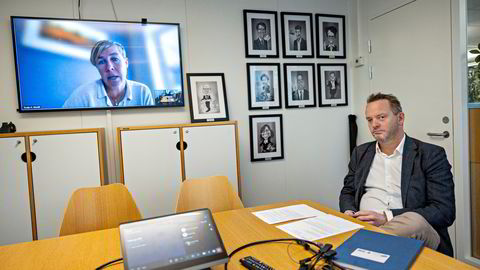 Geir Ove Ystmark, administrerende direktør i Sjømat Norge, i digitalt møte med organisasjonens fagsjef for miljø og helse, Trude H. Nordli.