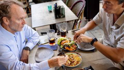 Harald Magnus Andreassen (til venstre) tapte et veddemål mot Olav Chen. I potten lå en restaurantmiddag.