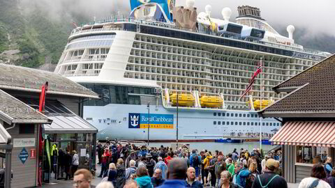 Regjeringens forslag om at ansatte også på utenlandske cruiseskip skal ha norsk lønn når skipene seiler mellom norske havner møter kraftig motbør. He er Royal Caribbeans Anthem of the Seas ved havn i Geiranger.