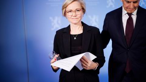 Ved denne avgangen hoppet man over det vanlige skuespillet der statsråden selv meddeler at vedkommende har kommet frem til at hen trekker seg, før statsministeren etterpå sier at han forstår beslutningen. Her Ingvild Kjerkol (Ap) og statsminister Jonas Gahr Støre (Ap).