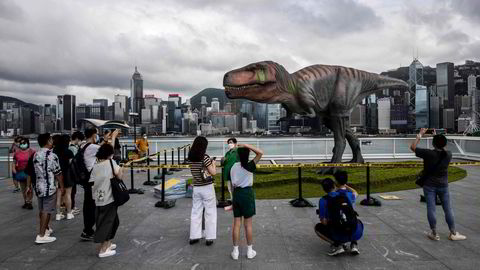 Hongkong markerer 25 år etter tilbakeføringen av finansbyen fra å være en britisk koloni, til å delvis selvstyre fra Kina. Robotutgaver av dinosauren tyrannosaurus rex i full størrelse er blant attraksjonene.