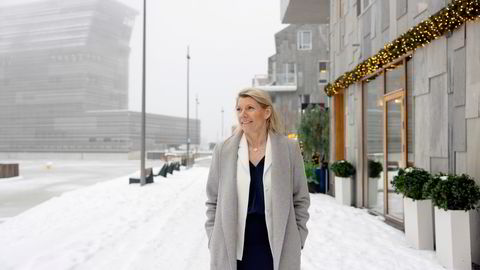 DNBs konsernsjef Kjerstin Braathen og resten av ledelsen merker at nordmenn brukte mindre penger i butikkene og restaurantene mot slutten av 2022. Det tror hun vil fortsette inn i 2023.