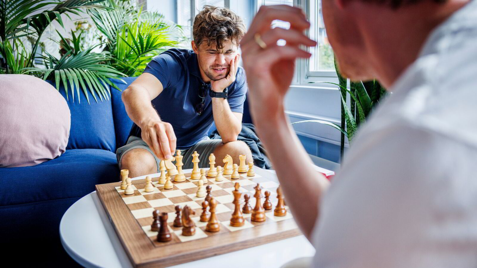 Peter Thiel investerer i Magnus Carlsen