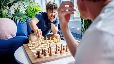 Magnus Carlsen er i gang med et nytt sjakkselskap.