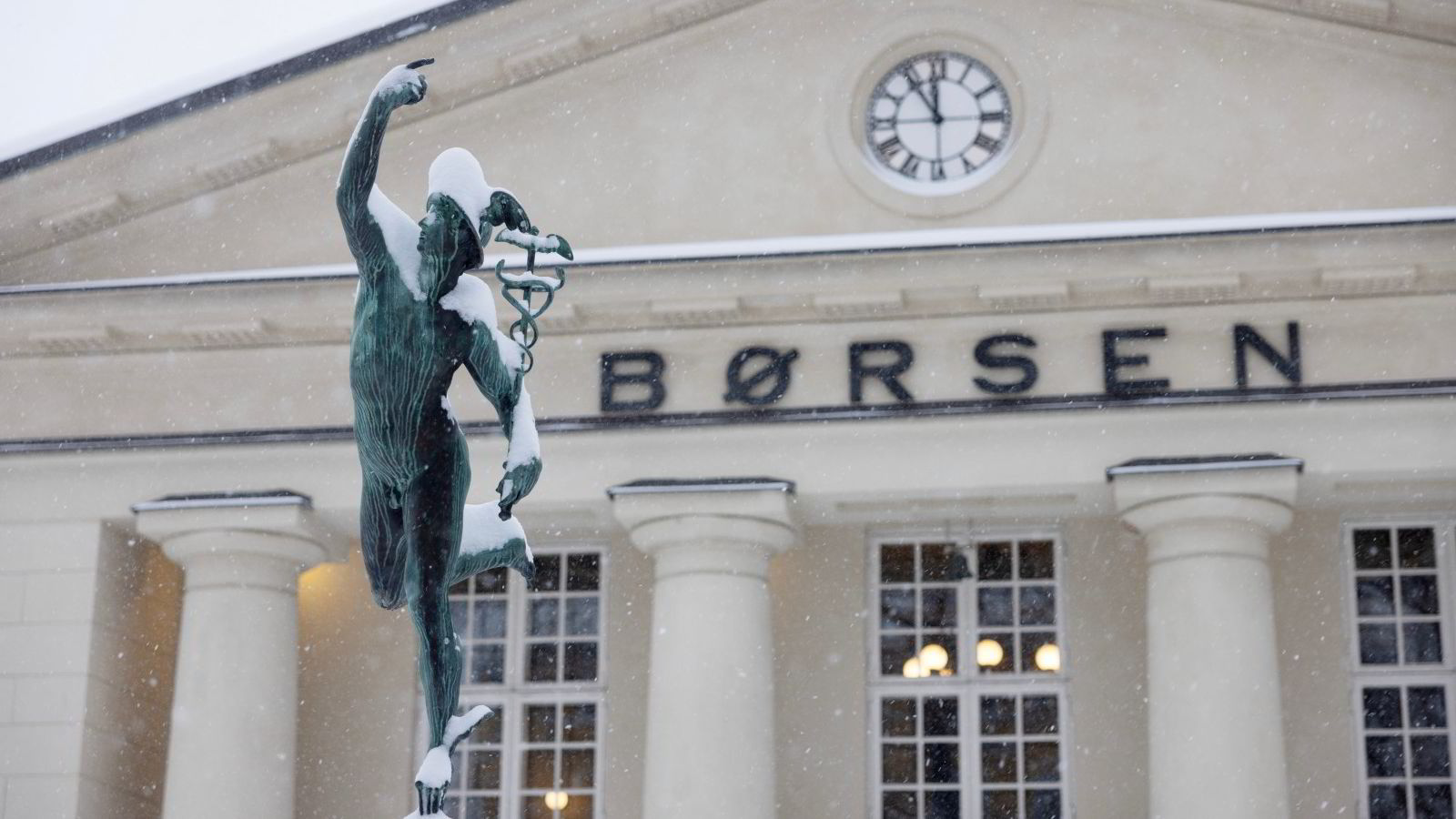Oppgang på Oslo Børs – Norwegian-aksjen stiger markant etter positivt resultatvarsel