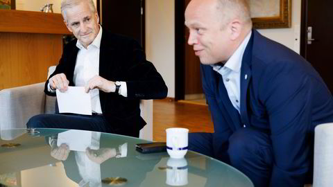Jonas Gahr Støre (til venstre) og Trygve Slagsvold Vedum mener den midlertidige arbeidsgiveravgiften har tjent sin hensikt. Fra 1. januar neste år fjerner de den.