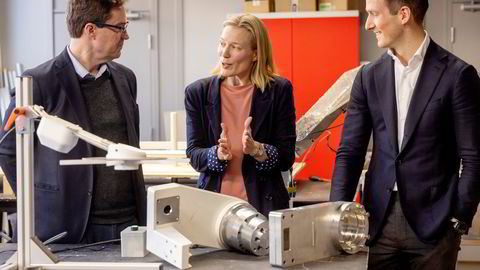 – Stadig flere får nå øynene opp for vår teknologi, sier administrerende direktør Anne Dingstad i Saga Robotics. Til venstre John Torvik, leder av Akers investeringsselskap ICP Ventures, mens investeringsdirektør Jacob Ziesler i Blystad Group står til høyre.