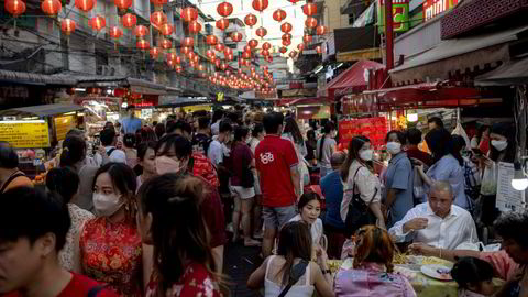 Den kinesiske nyttårsfeiringen er i gang – ikke bare i Kina, men også i blant annet den thailandske hovedstaden Bangkok. Her fra bydelen Yaowarat i Bangkok på søndag.