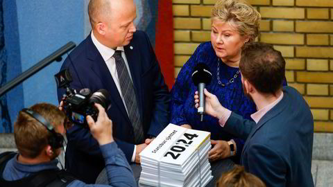 Finansminister Trygve Slagsvold Vedum (Sp) og Erna Solberg (H) på Stortinget etter at statsbudsjettet for 2024 ble lagt frem.