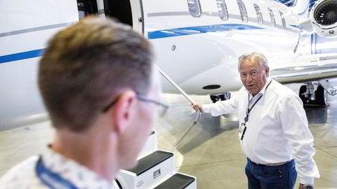 Gjennom 26 år har Tor Bratli (til høyre) vært sjef i Sundt Air og sett flere kriser komme og gå. Han sier en «monsterskatt» kan overgå alt annet bransjen har opplevd. Her med pilot og operativ direktør Stian Kultorp.