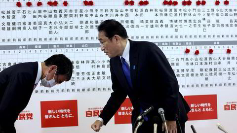 Japans tidligere utenriksminister, Taro Kono, bukker dypt og gratulerer statsminister og partileder Fumio Kishida med seieren etter valget på søndag.