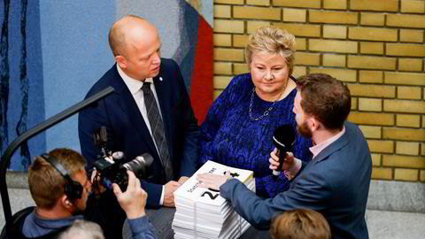 Regjeringens budsjettprosess bidrar til at suksess måles i nye økonomiske uttellinger fremfor reelle omprioriteringer, skriver artikkelforfatteren. Her finansminister Trygve Slagsvold Vedum (Sp) og Erna Solberg (H) da statsbudsjettet 2024 ble lagt frem.
