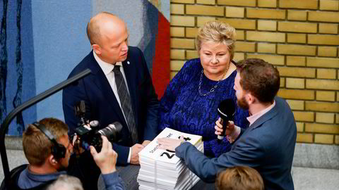 Regjeringens budsjettprosess bidrar til at suksess måles i nye økonomiske uttellinger fremfor reelle omprioriteringer, skriver artikkelforfatteren. Her finansminister Trygve Slagsvold Vedum (Sp) og Erna Solberg (H) da statsbudsjettet 2024 ble lagt frem.