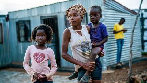 Barn under 12 år blir ikke vaksinert i bosetningen Vlakfontein utenfor Johannesburg, i Sør-Afrika. Nå oppdages stadig mer smitte med omikron.
