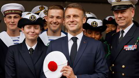 Frankrikes president Emmanuel Macron møtte tirsdag veteraner under en seremoni til minne om Charles de Gaulles innsats under andre verdenskrig.