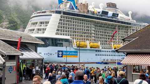 Cruiseturister i Geiranger. Anthem of the Seas har lagt til kai for en snarvisitt.