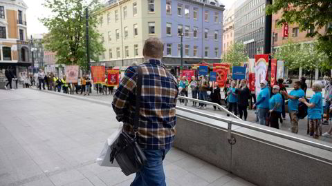 Det tidligere hovedverneombudet fikk applaus av fremmøtte fra fagbevegelsen da han møtte opp utenfor Oslo tingrett mandag. Han saksøker Ikea for ugyldig avskjed.