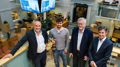 Fra venstre: Manager Espen Agdestein, Magnus Carlsen, gründer og styreleder Anders Brandt sammen med børsdirektør Øivind Amundsen da Play Magnus ble børsnotert.