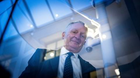 SAS' styreleder Carsten Dilling kommer ned trappen i SAS' hovedkontor for å presentere nye eiere tirsdag. Den kanskje viktigste av dem, Air France-KLM, har tapt egenkapitalen.