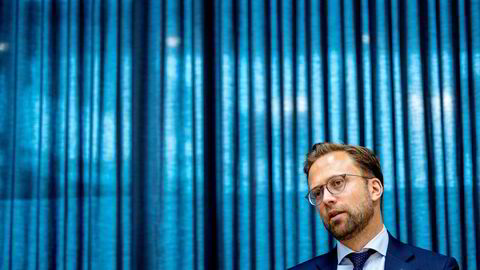 Høyres Nikolai Astrups rolle er potensielt utfordrende siden familieselskapet hans i betydelig grad investerer i laks og energi, skriver artikkelforfatteren.