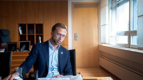 – En tinglysningsplikt vil gi transparens og gjøre skjulte formuer og skatteunndragelser vanskeligere. Det er jo egentlig få gode grunner til at man skal la andre stå som eiere for seg, sier kommunal- og moderniseringsminister Nikolai Astrup.